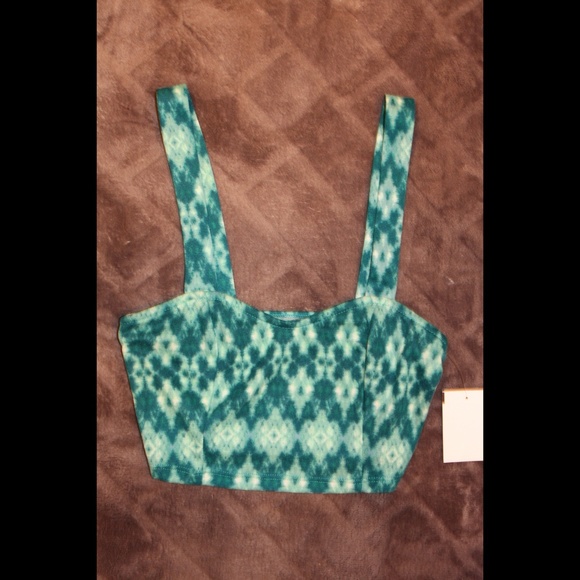 3/$25 Four leaf green & white pattern crop top - Picture 1 of 4
